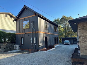 Exterior - Charming 2-bedroom house in Seattle near parks and trails (Seattle)