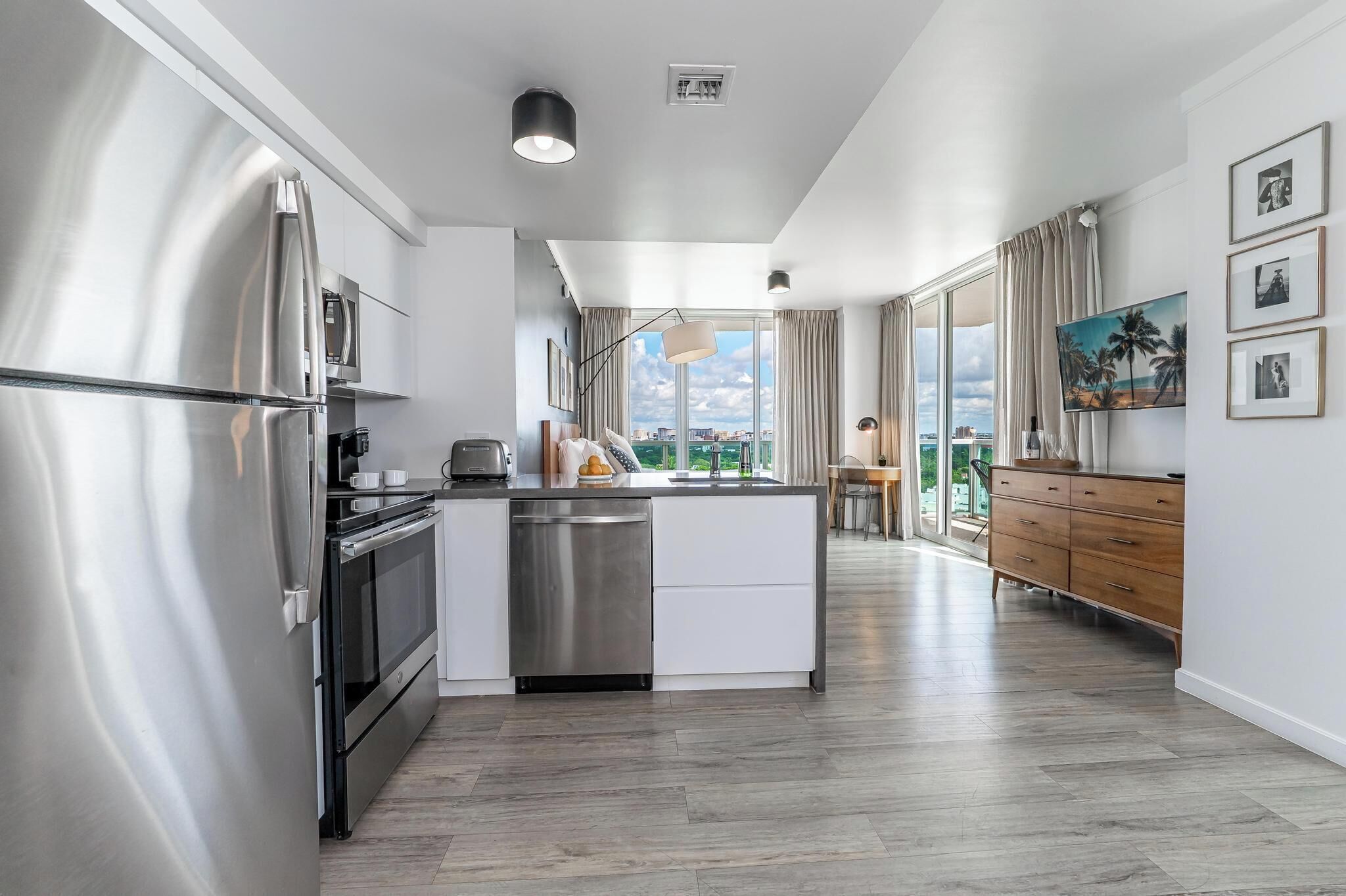 Kylskåp, mikrovågsugn, ugn och spishäll