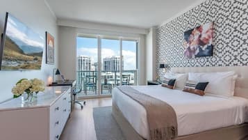 Een bureau, een strijkplank/strijkijzer, gratis wifi, beddengoed