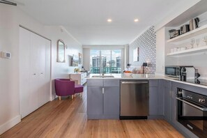 冰箱、微波炉、烤箱、炉灶