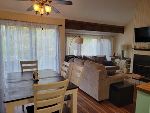Smart TV, fireplace - New Listing: 2 Bedroom +Loft, 2 bath townhouse in The Galena Territory (Galena)