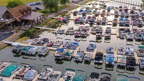 Un port de plaisance où de nombreux bateaux sont amarrés dans une vaste zone de stationnement aménagée.
