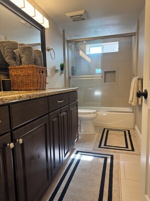 Hair dryer, towels, soap, toilet paper - Casa de Luxe – Modern 3BR Near SoFi & LAX  Sleeps 8 (Lennox)