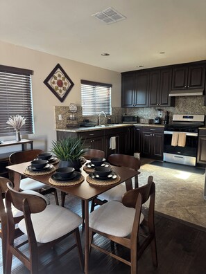 Dining - Casa de Luxe – Modern 3BR Near SoFi & LAX  Sleeps 8 (Lennox)