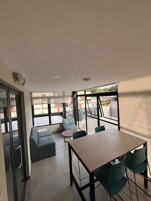 المنشأة من الداخل