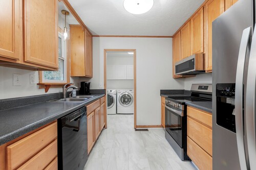 The Southern Sanctuary: 4-bedroom home in Guilford Hills