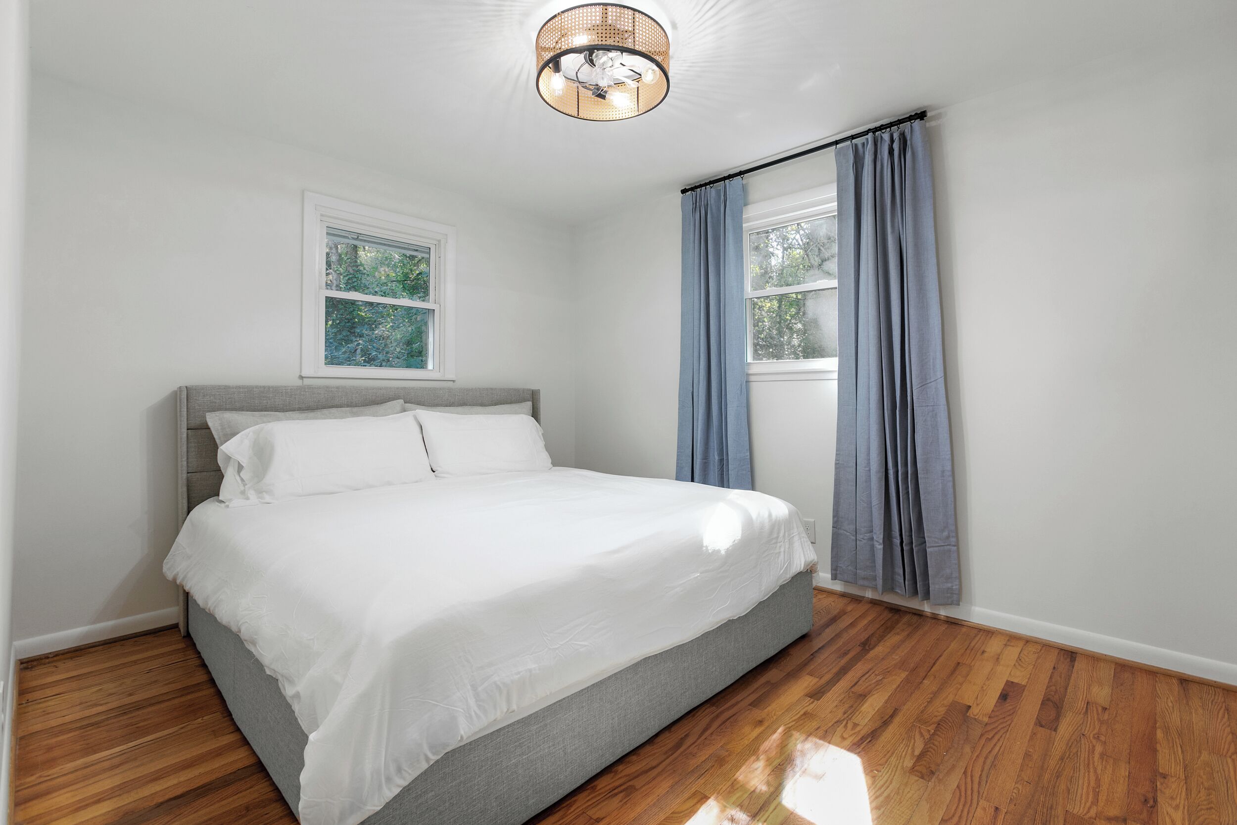 Een strijkplank/strijkijzer, gratis wifi