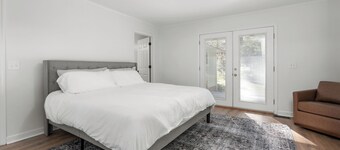 The Southern Sanctuary: 4-bedroom home in Guilford Hills