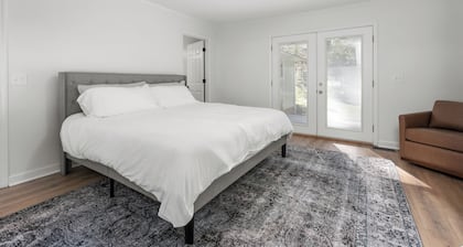 The Southern Sanctuary: 4-bedroom home in Guilford Hills