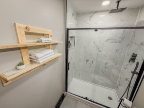 Shower, hair dryer, towels, soap - Family Retreat- Newly Renovated! (Hammond)