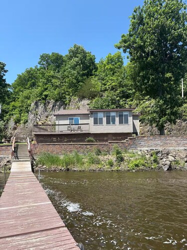 Family Retreat - Waterfront cabin