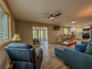 Smart TV, books - Family Retreat- Newly Renovated! (Hammond)