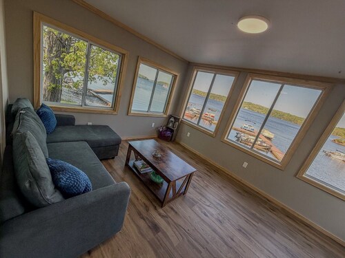 Family Retreat - Waterfront cabin