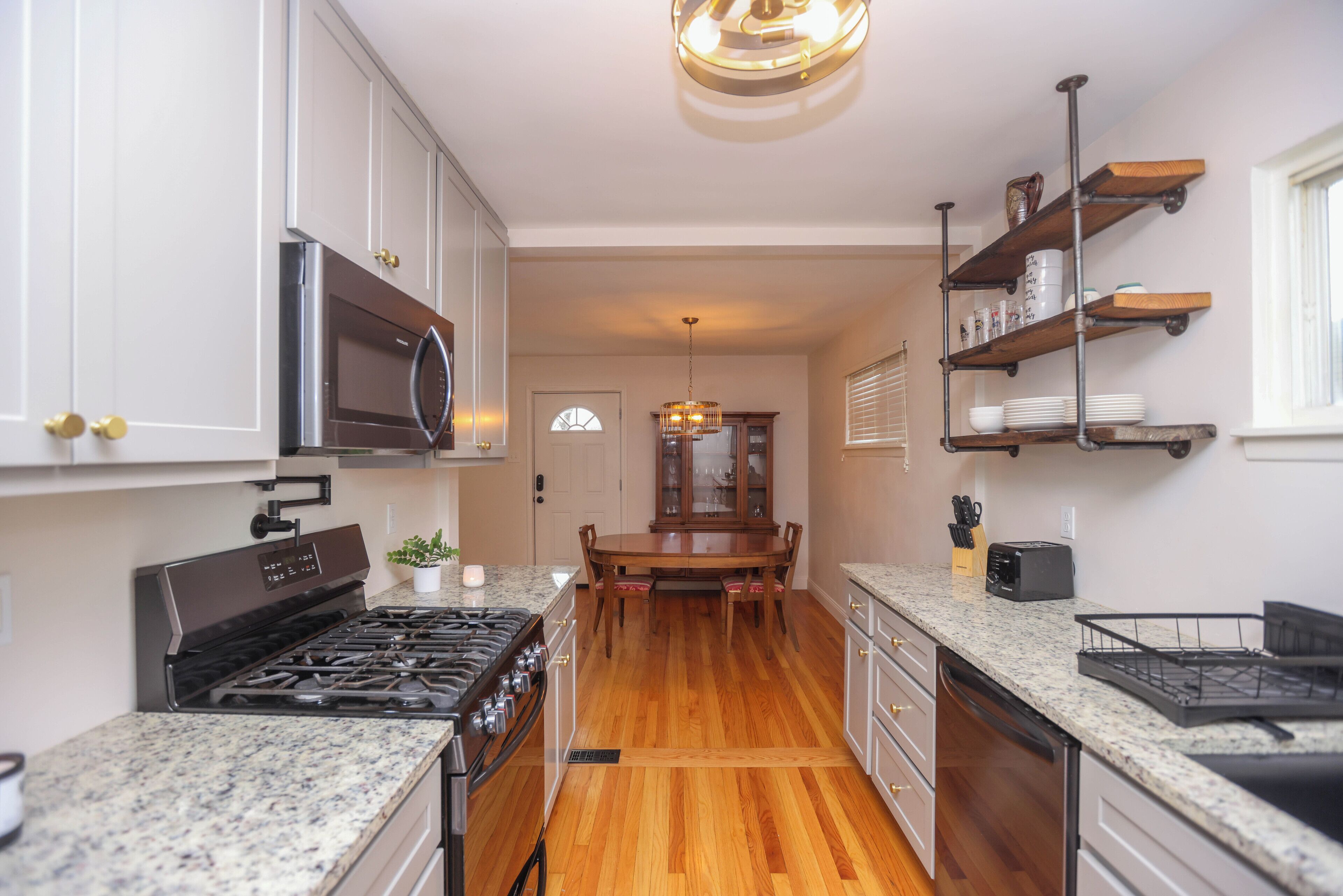 Microondas, horno, parrilla de estufa y lavavajillas 