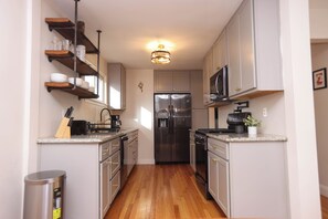 Microondas, horno, parrilla de estufa y lavavajillas 