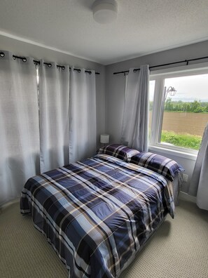 Iron/ironing board, internet, bed sheets