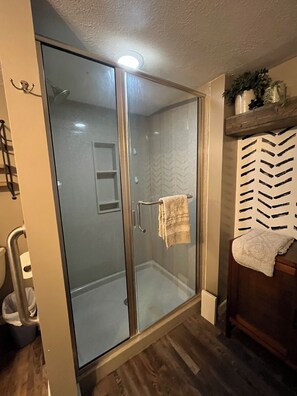 Regadera, toallas, papel de baño