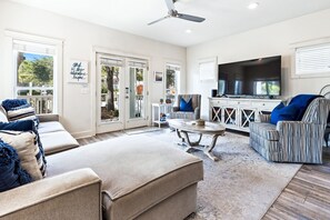 TV - Our Seaside 4 BR Seagrove, HEATED Pool, bikes and 5 min to the beach (Santa Rosa Beach)
