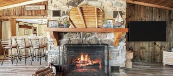 Coastal Red Farmhouse w/firepit, 5 BR, 8 beds, 1.5 BA, 6 acres, Narragaugus Bay.