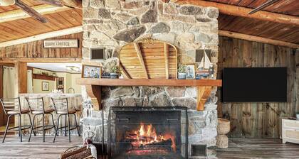 Coastal Red Farmhouse w/firepit, 5 BR, 8 beds, 1.5 BA, 6 acres, Narragaugus Bay.