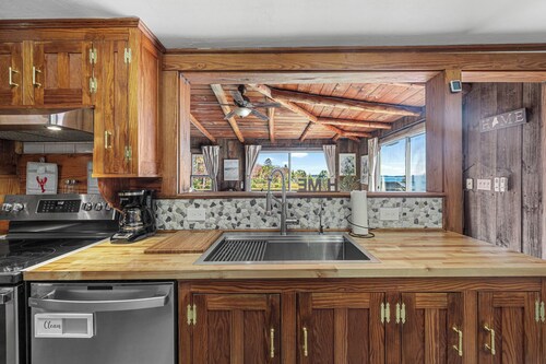 Coastal Red Farmhouse w/firepit, 5 BR, 8 beds, 1.5 BA, 6 acres, Narragaugus Bay.