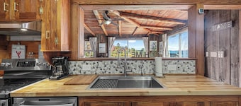 Coastal Red Farmhouse w/firepit, 5 BR, 8 beds, 1.5 BA, 6 acres, Narragaugus Bay.