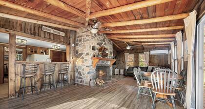 Coastal Red Farmhouse w/firepit, 5 BR, 8 beds, 1.5 BA, 6 acres, Narragaugus Bay.