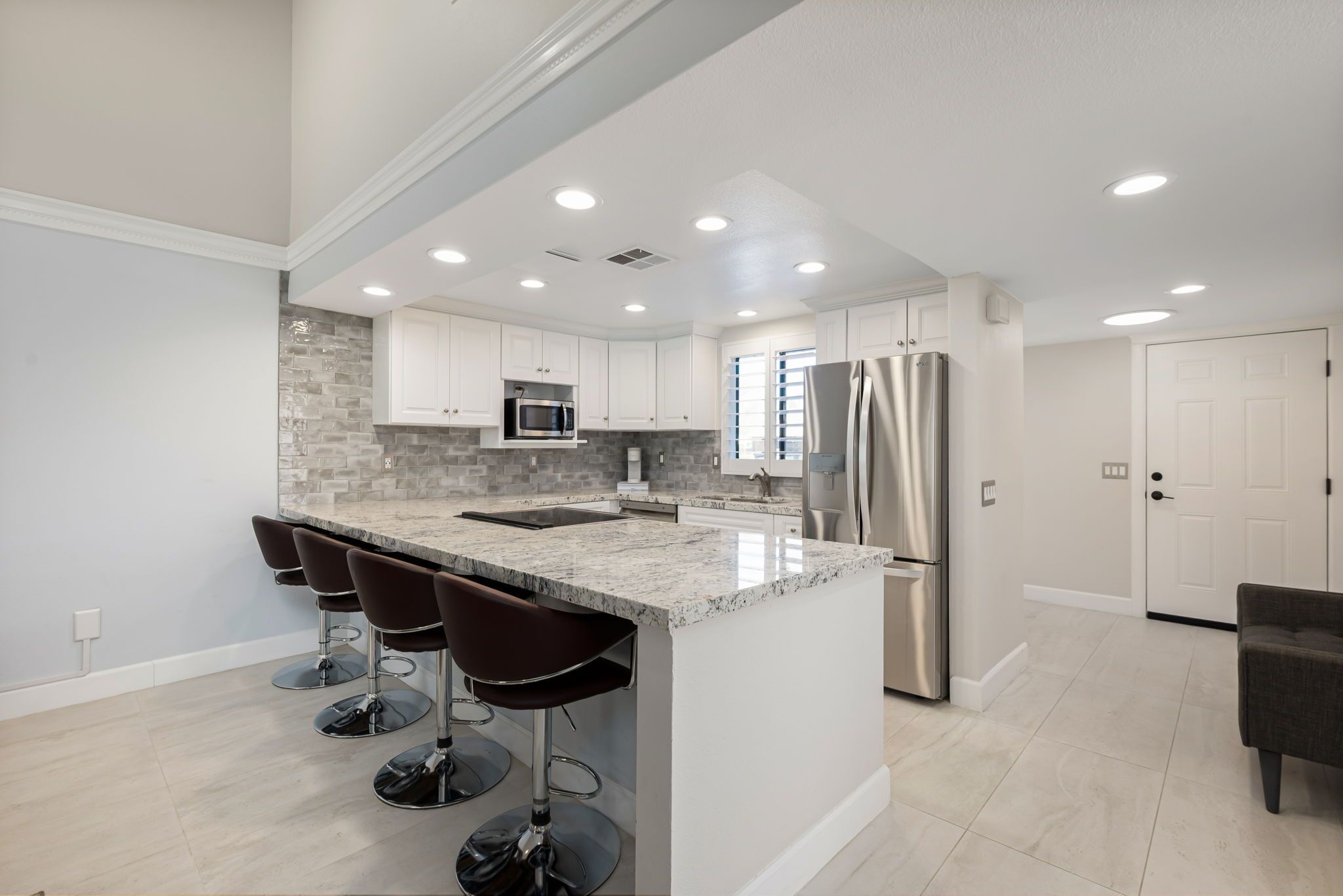 Frigorífico, microondas, horno y placa de cocina