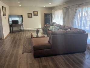 TV, fireplace - 3-bedroom house in Pueblo West amazing quiet golf course community location (Pueblo West)