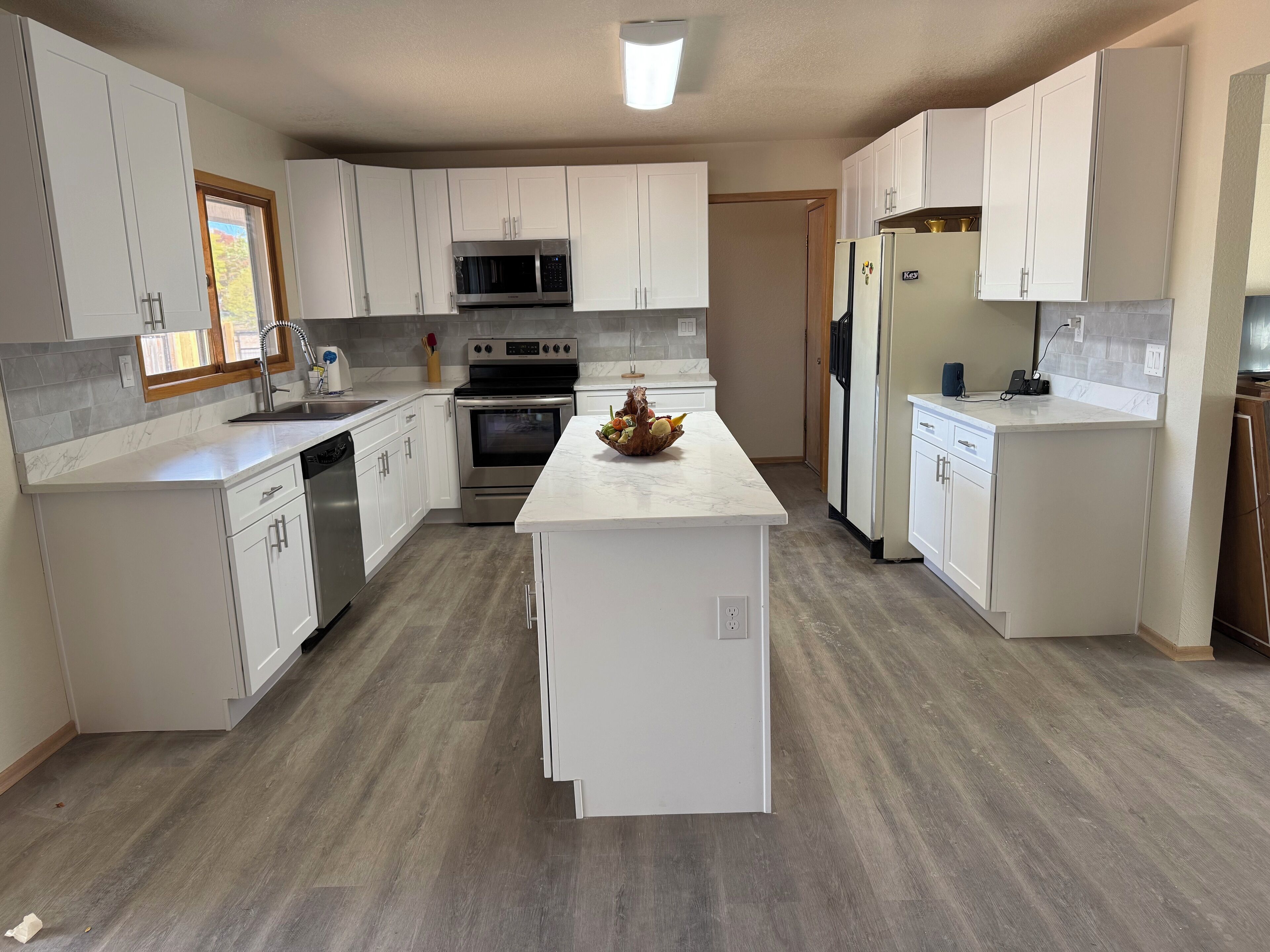 Mikrobølgeovn, ovn, kokeplater og oppvaskmaskin