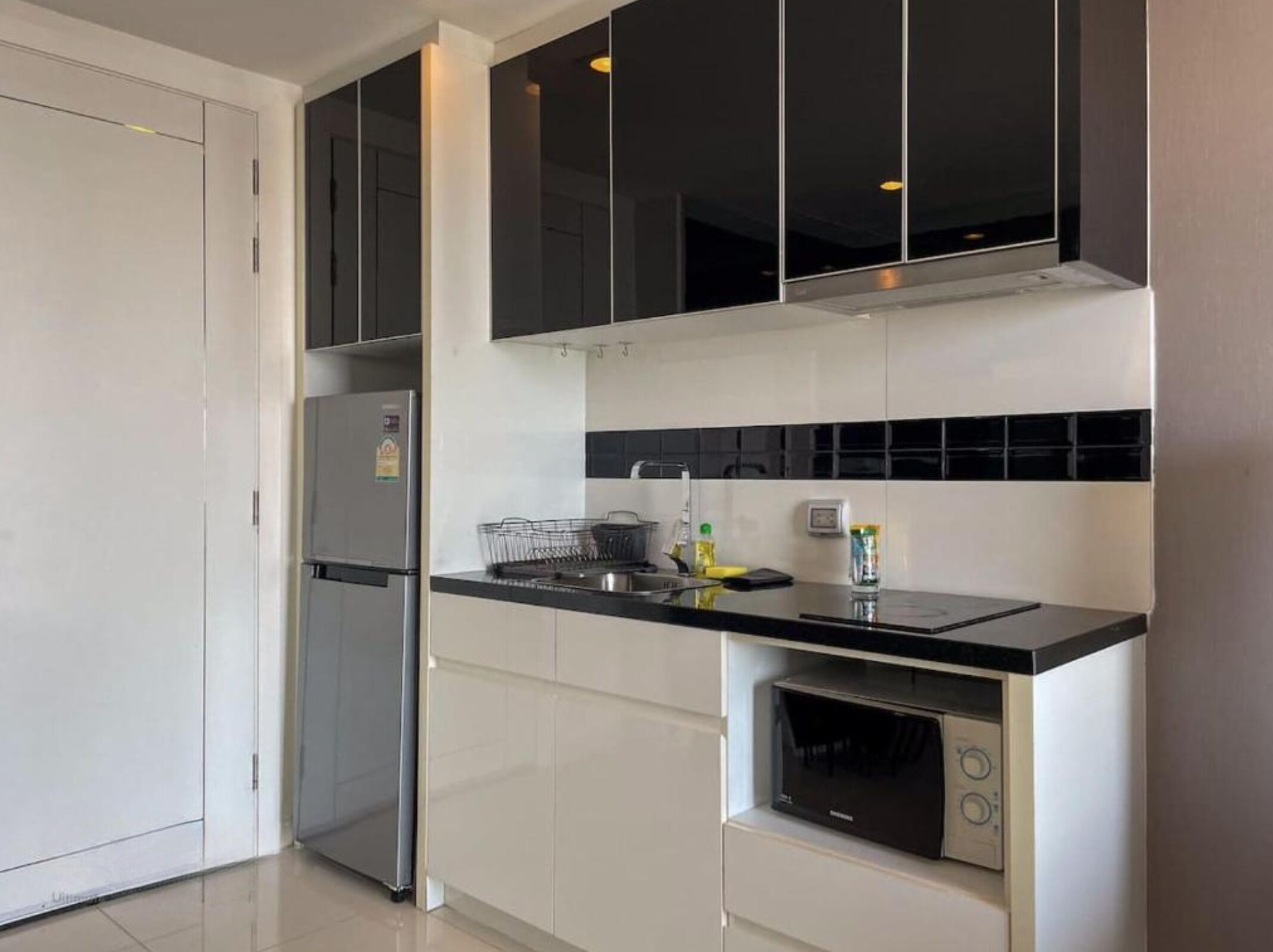 Réfrigérateur, micro-ondes, cafetière/bouilloire, bouilloire électrique