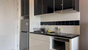 Een koelkast, een magnetron, een koffiezetapparaat/waterkoker