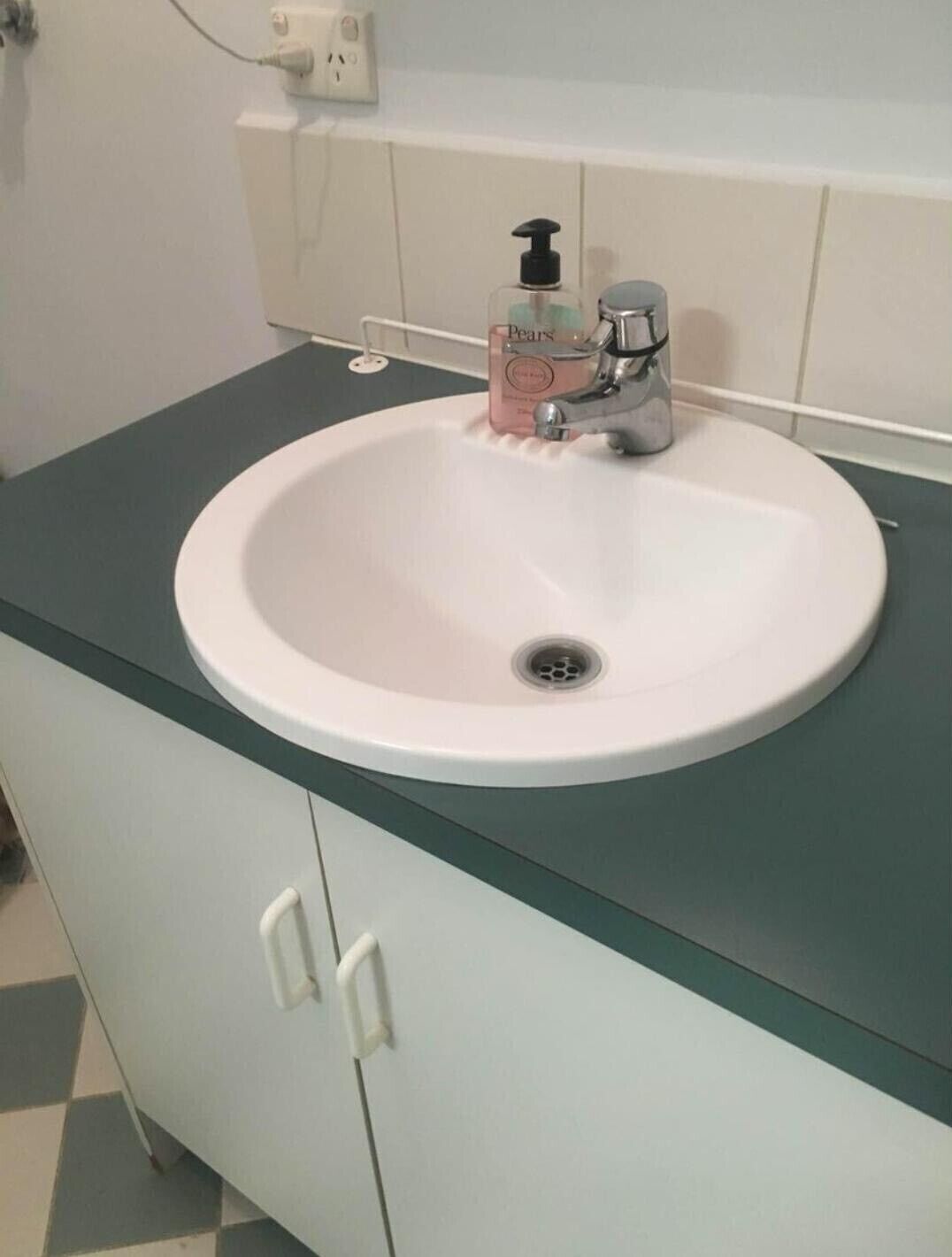 Hiustenkuivaaja, pyyhkeet, saippua, vessapaperi