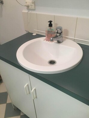 Hiustenkuivaaja, pyyhkeet, saippua, vessapaperi