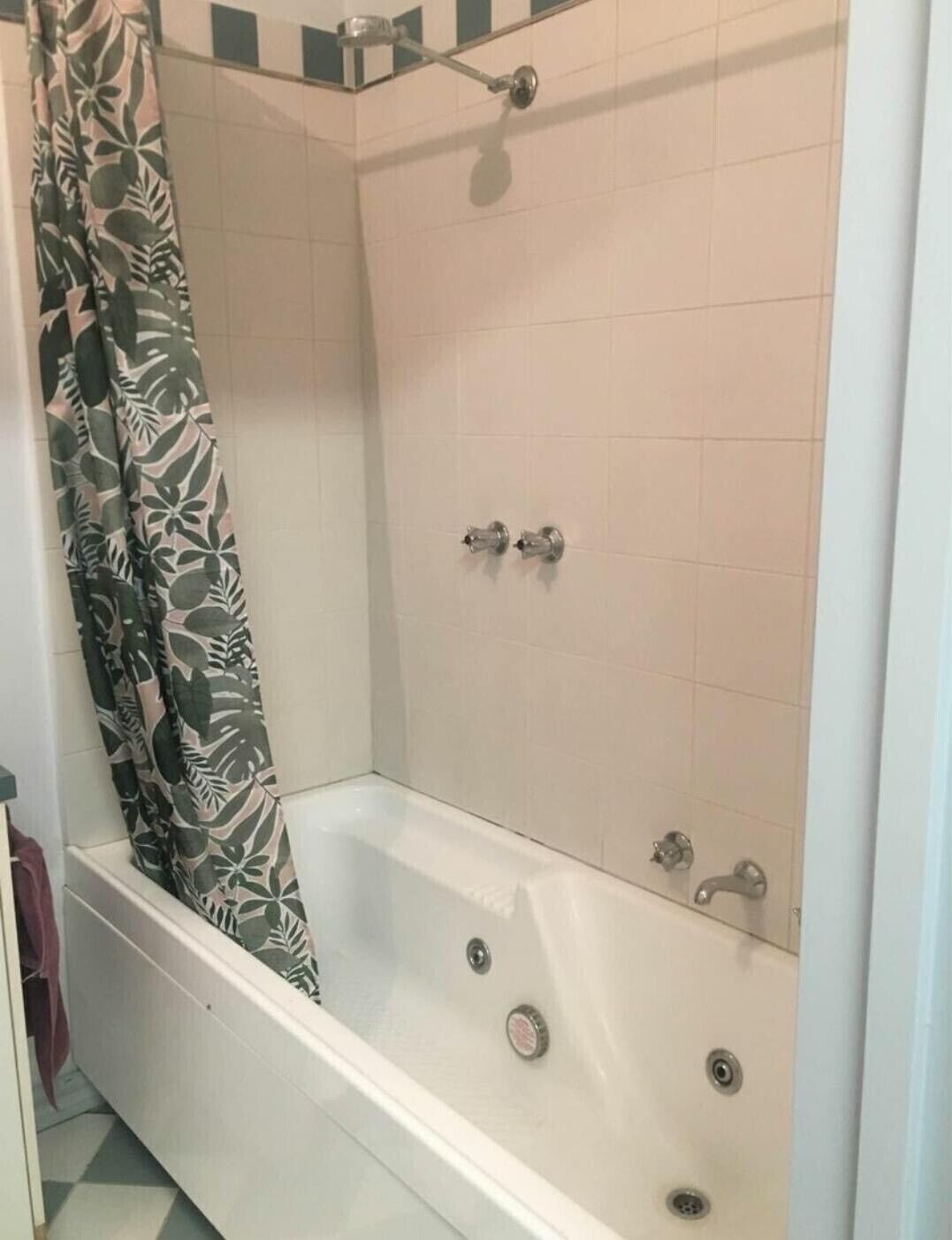 Een haardroger, handdoeken, zeep, toiletpapier