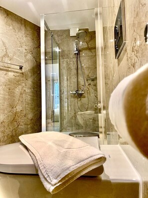 Secadora de cabello, bidet, toallas, jabón 