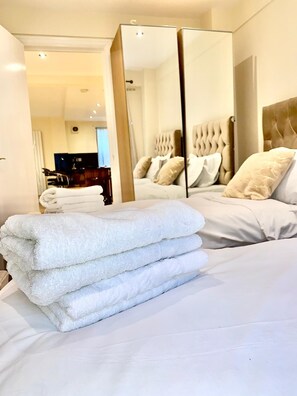 3 habitaciones, tabla de planchar con plancha, wifi y ropa de cama 