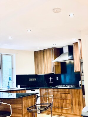 Microwave, oven, stovetop, dishwasher - Unpack and Unwind in Our Cozy London Retreat (London)