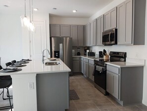 Fridge, microwave, oven, stovetop - Brand-new, modern 3-bedroom townhouse is minutes from Disney World ✨ (Davenport)