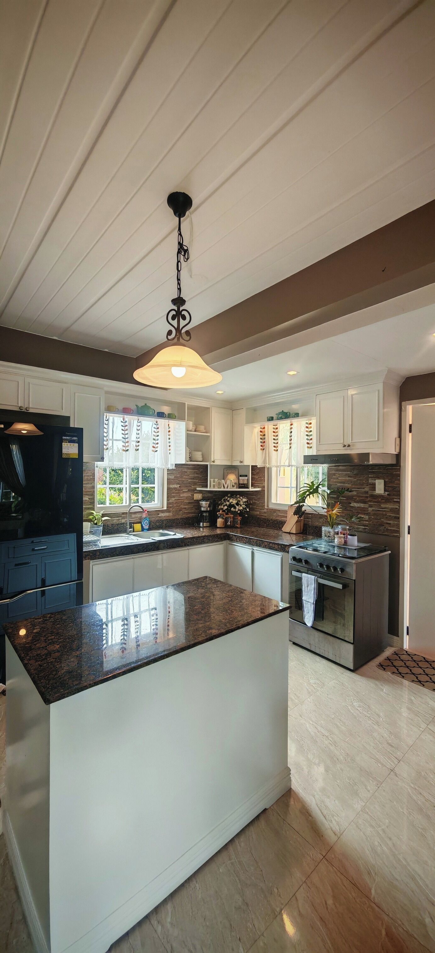 Fridge, stovetop, coffee/tea maker, electric kettle