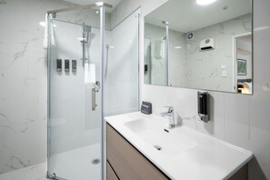 مستلزمات مجانية للعناية الشخصية، مجففات شعر، مناشف، صابون