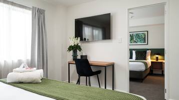 Perhestudio | Työpöytä, kannettavalle tietokoneelle sopiva työtila, pimennysverhot