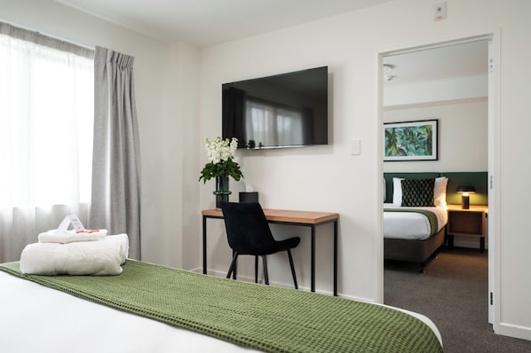 Estudio familiar, 2 habitaciones | Escritorio, espacio para trabajar con un portátil, cortinas opacas