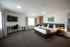 Premium Room | Desk, laptop workspace, blackout drapes, iron/ironing board - Solsen Motel (Auckland)