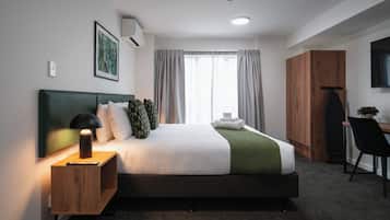 Zimmer | Schreibtisch, laptopgeeigneter Arbeitsplatz, Verdunkelungsvorhänge