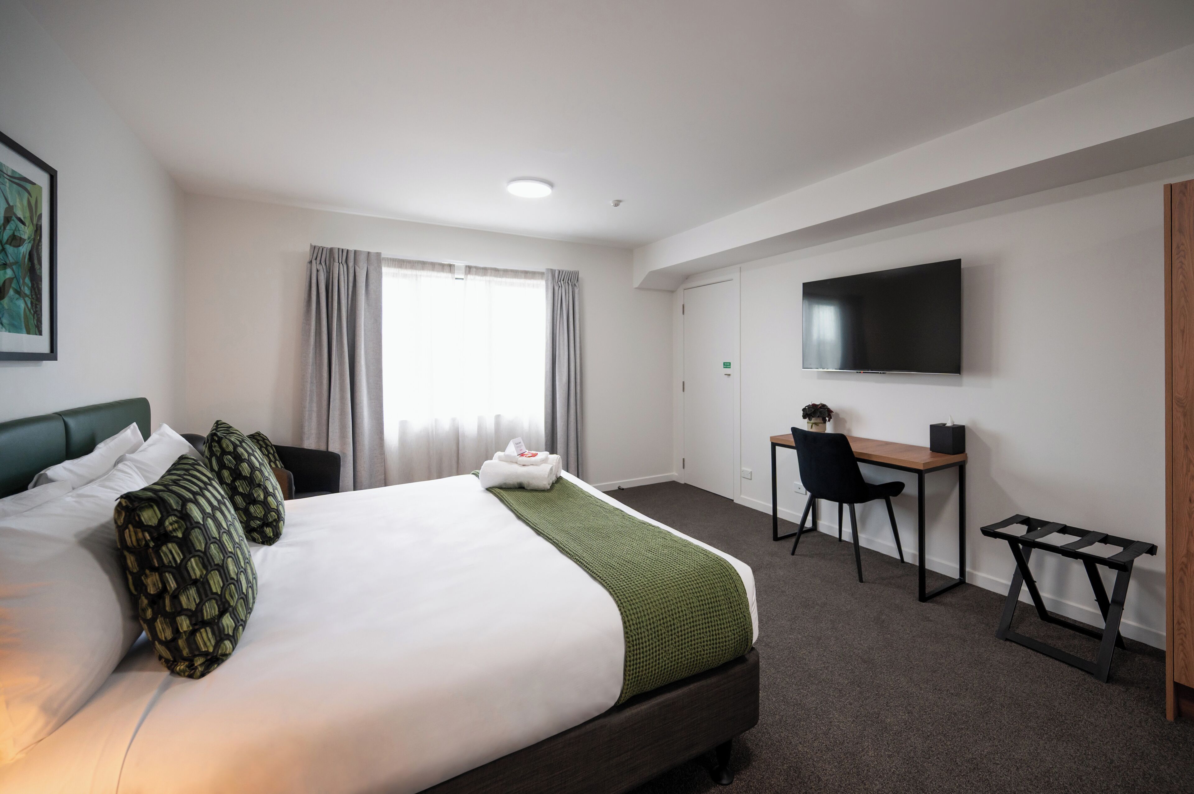 Escritorio, espacio para trabajar con laptop y cortinas blackout 