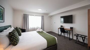 Premium-huone | Työpöytä, kannettavalle tietokoneelle sopiva työtila, pimennysverhot