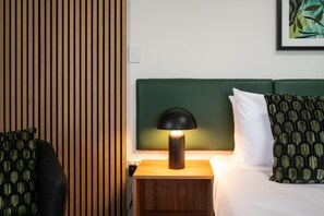 مكتب ومساحة عمل للكمبيوتر المحمول وستائر تعتيم ومكواة/لوح كي