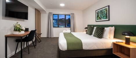 Escritorio, espacio para trabajar con laptop y cortinas blackout