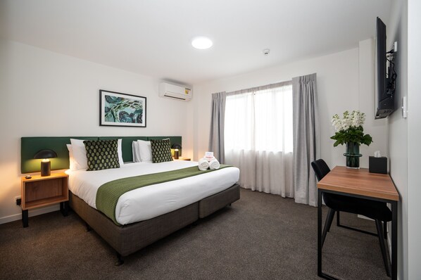 مكتب ومساحة عمل للكمبيوتر المحمول وستائر تعتيم ومكواة/لوح كي